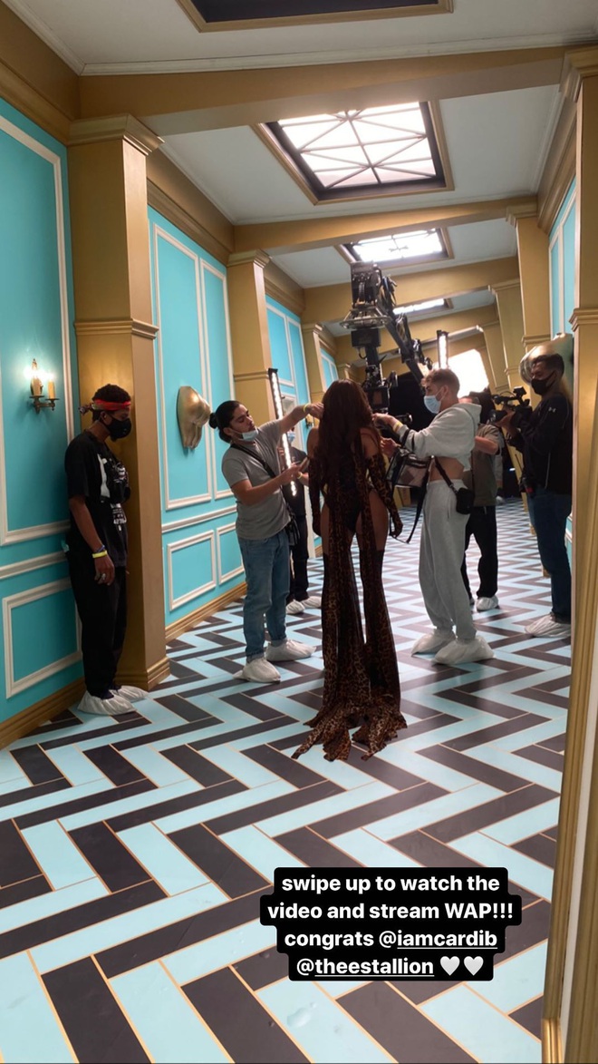 Kylie Jenner xẻ ngực táo bạo trong MV ngồn ngộn của Cardi B: Bức thở gò bồng đảo, ảnh phía sau còn choáng hơn - Ảnh 5.