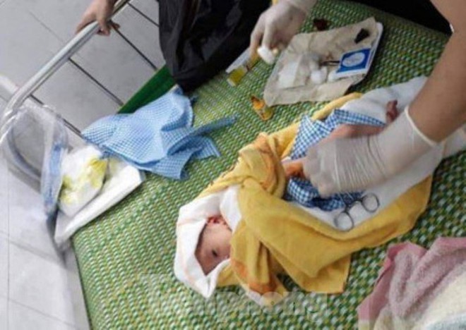Hai b&eacute; sơ sinh bị mẹ bỏ rơi ở B&igrave;nh Dương - Ảnh 1.