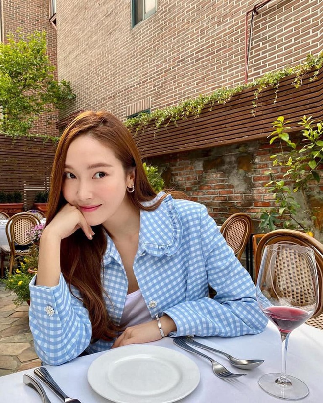 Hôm trước vừa đi chơi thân thiết, nay Jennie - Jessica lại diện áo đôi: Jennie xinh muốn xỉu nhưng mix đồ sai quá sai - Ảnh 4.