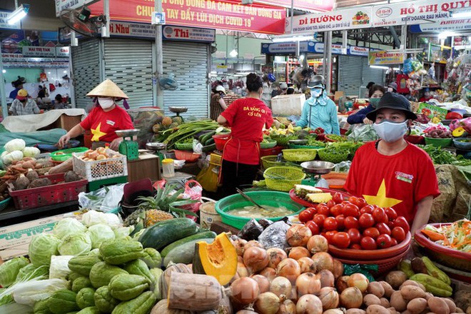 Tiểu thương mặc &aacute;o cờ đỏ sao v&agrave;ng cổ vũ Đ&agrave; Nẵng ơi cố l&ecirc;n! - Ảnh 2.