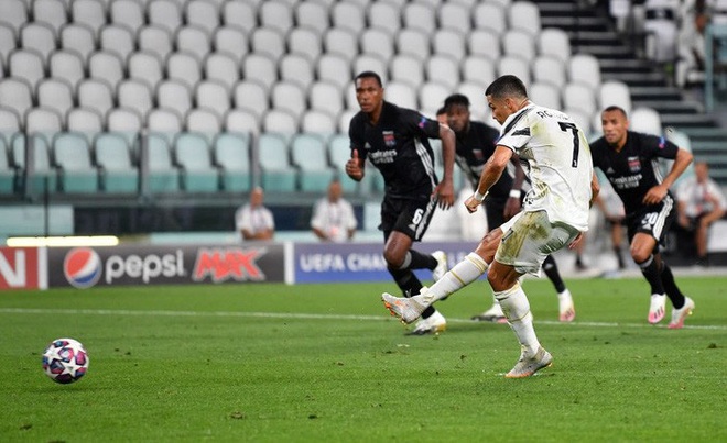 Ronaldo lập thành tích ghi bàn chưa từng có cho Juventus trong ngày đội nhà bị loại sốc tại Champions League - Ảnh 1.