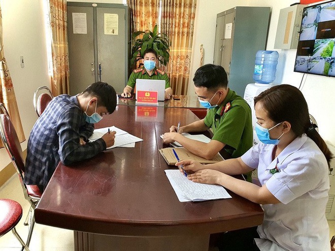 Nam sinh vi&ecirc;n về từ Đ&agrave; Nẵng trốn c&aacute;ch ly ra ng&acirc;n h&agrave;ng giao dịch - Ảnh 1.