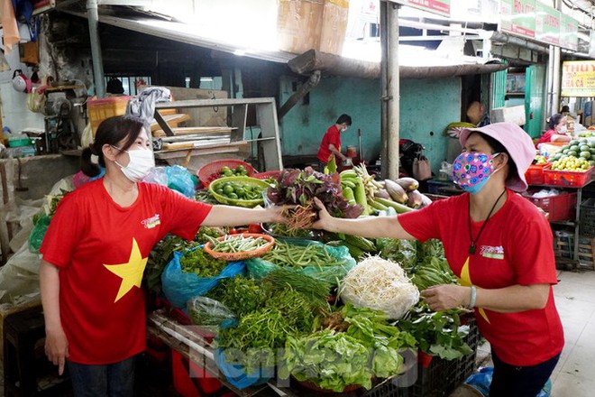 Tiểu thương mặc &aacute;o cờ đỏ sao v&agrave;ng cổ vũ Đ&agrave; Nẵng ơi cố l&ecirc;n! - Ảnh 5.