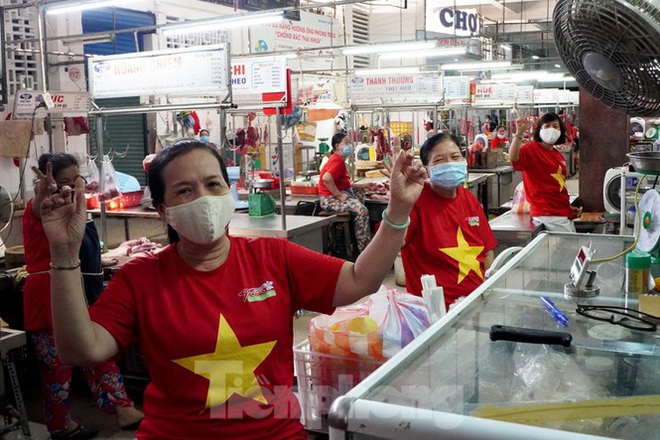 Tiểu thương mặc &aacute;o cờ đỏ sao v&agrave;ng cổ vũ Đ&agrave; Nẵng ơi cố l&ecirc;n! - Ảnh 6.