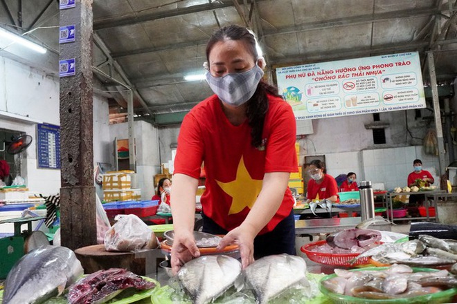 Tiểu thương mặc &aacute;o cờ đỏ sao v&agrave;ng cổ vũ Đ&agrave; Nẵng ơi cố l&ecirc;n! - Ảnh 7.
