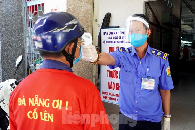 Tiểu thương mặc &aacute;o cờ đỏ sao v&agrave;ng cổ vũ Đ&agrave; Nẵng ơi cố l&ecirc;n! - Ảnh 8.