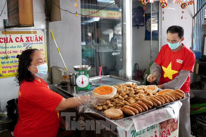 Tiểu thương mặc &aacute;o cờ đỏ sao v&agrave;ng cổ vũ Đ&agrave; Nẵng ơi cố l&ecirc;n! - Ảnh 9.