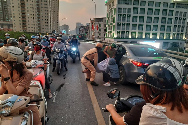 Hà Nội: Tai nạn liên hoàn giữa xe máy Sh và hai ô tô, một người nhập viện cấp cứu - Ảnh 2.