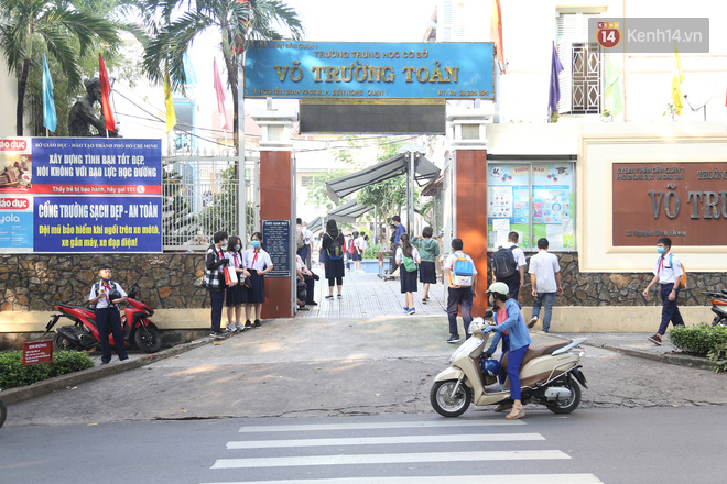 Hôm nay, hàng triệu học sinh cả nước chính thức quay lại trường, bắt đầu năm học mới - Ảnh 3.