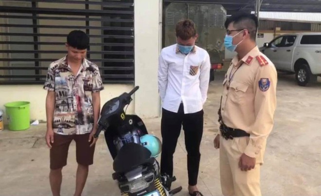 Hai thanh ni&ecirc;n đi xe m&aacute;y, gội đầu cho nhau ở Sơn La bị phạt 1,5 triệu đồng - Ảnh 1.