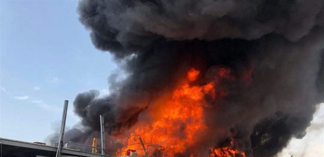 Khẩn trương điều tra, làm rõ trách nhiệm vụ cháy ở cảng Beirut của Lebanon - Ảnh 1.