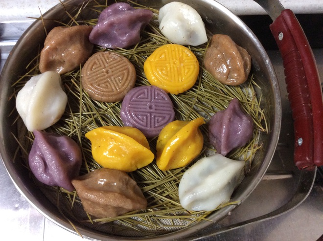 Cũng ăn Rằm tháng Tám như Việt Nam nhưng ở Hàn có cỗ Tết tận hơn 10 món, ấn tượng nhất là bánh Trung thu - Ảnh 1.