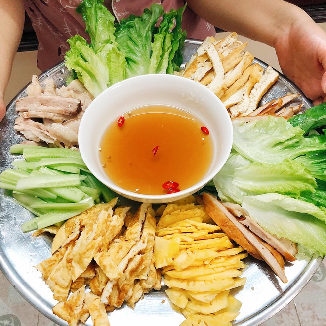 Loạt mâm cơm siêu ngon giá chỉ 70k quay đầu của cô sinh viên, sướng nhất vì có thức ăn mẹ gửi - Ảnh 1. Loạt mâm cơm siêu ngon giá chỉ 70k quay đầu của cô sinh viên, sướng nhất vì có thức ăn mẹ gửi - Ảnh 1.