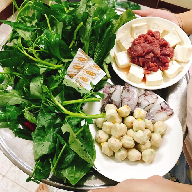 Loạt mâm cơm siêu ngon giá chỉ 70k quay đầu của cô sinh viên, sướng nhất vì có thức ăn mẹ gửi - Ảnh 1 . Loạt mâm cơm siêu ngon giá chỉ 70k quay đầu của cô sinh viên, sướng nhất vì có thức ăn mẹ gửi - Ảnh 1.