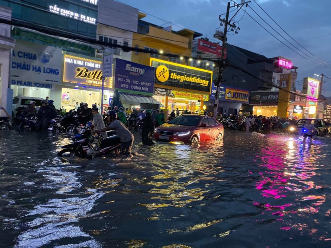 Nhiều tuyến đường Sài Gòn ngập lút bánh xe sau mưa lớn, nước chảy cuồn cuộn như lũ - Ảnh 14.