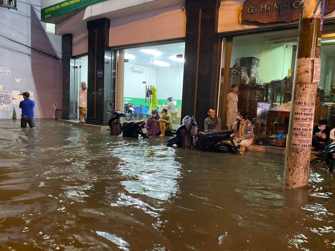 Nhiều tuyến đường Sài Gòn ngập lút bánh xe sau mưa lớn, nước chảy cuồn cuộn như lũ - Ảnh 8.