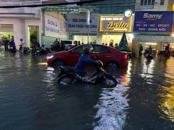 Nhiều tuyến đường Sài Gòn ngập lút bánh xe sau mưa lớn, nước chảy cuồn cuộn như lũ - Ảnh 14.