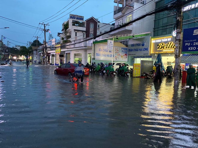 Nhiều tuyến đường Sài Gòn ngập lút bánh xe sau mưa lớn, nước chảy cuồn cuộn như lũ - Ảnh 14.