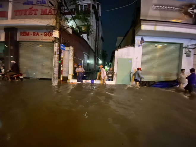 Nhiều tuyến đường Sài Gòn ngập lút bánh xe sau mưa lớn, nước chảy cuồn cuộn như lũ - Ảnh 8.