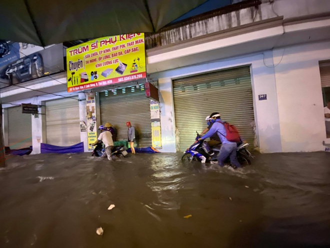 Nhiều tuyến đường Sài Gòn ngập lút bánh xe sau mưa lớn, nước chảy cuồn cuộn như lũ - Ảnh 11.