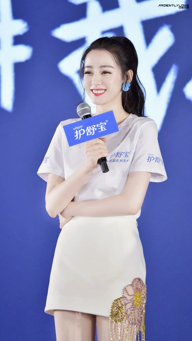 M&agrave;n đọ sắc của 2 mỹ nh&acirc;n T&acirc;n Cương g&acirc;y sốt Weibo: Nhiệt Ba khoe đ&ocirc;i ch&acirc;n kh&oacute; tin, nhưng vẫn phải nhường spotlight cho Na Tr&aacute;t - Ảnh 2.