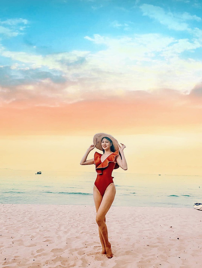 Tiếp tục series bikini của dàn thí sinh Hoa hậu: Khoe trọn chân dài 1m21, body chuẩn nhờ ăn kiêng và tập gym chăm chỉ - Ảnh 1. Tiếp tục series bikini của dàn thí sinh Hoa hậu: Khoe trọn chân dài 1m21, body chuẩn nhờ ăn kiêng và tập gym chăm chỉ - Ảnh 1.