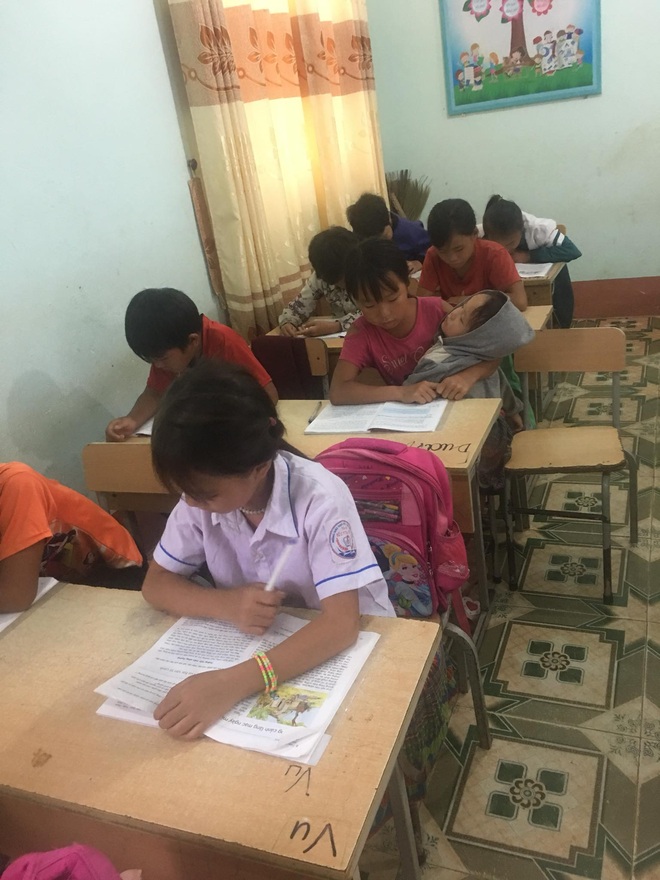Nữ sinh lớp 5 ở vùng cao Lai Châu vừa học bài vừa bế em: Bố mẹ đi nương nên phải mang em đến lớp! - Ảnh 4.