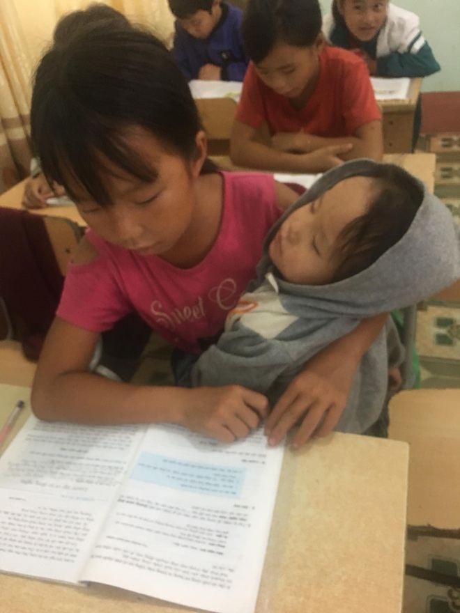 Nữ sinh lớp 5 ở vùng cao Lai Châu vừa học bài vừa bế em: Bố mẹ đi nương nên phải mang em đến lớp! - Ảnh 2.