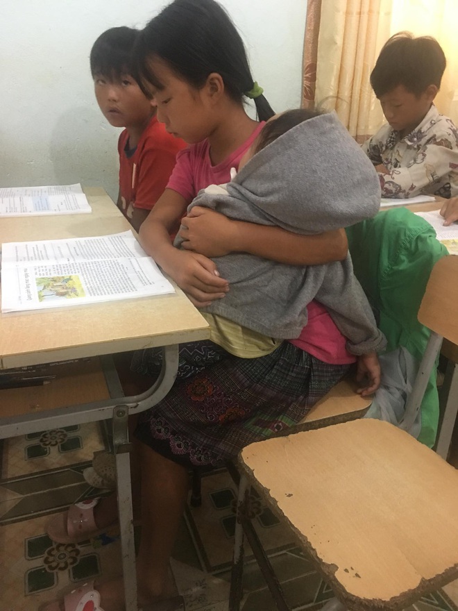 Nữ sinh lớp 5 ở vùng cao Lai Châu vừa học bài vừa bế em: Bố mẹ đi nương nên phải mang em đến lớp! - Ảnh 3.