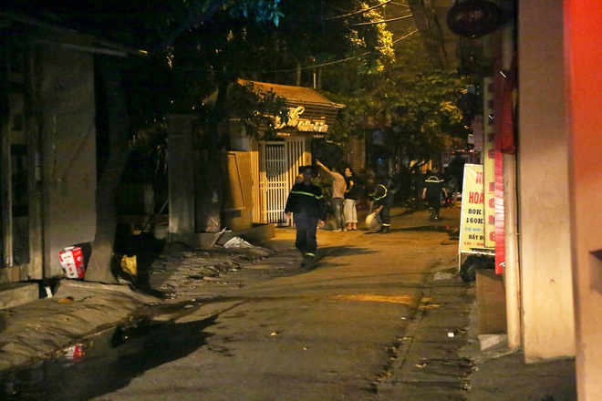 Cháy lớn xuyên đêm tại kho phế liệu, nhà trọ sinh viên ở Hà Nội: “Tôi nghe thấy vài âm thanh lớn, chạy ra thì thấy mọi người hô cháy” - Ảnh 4.