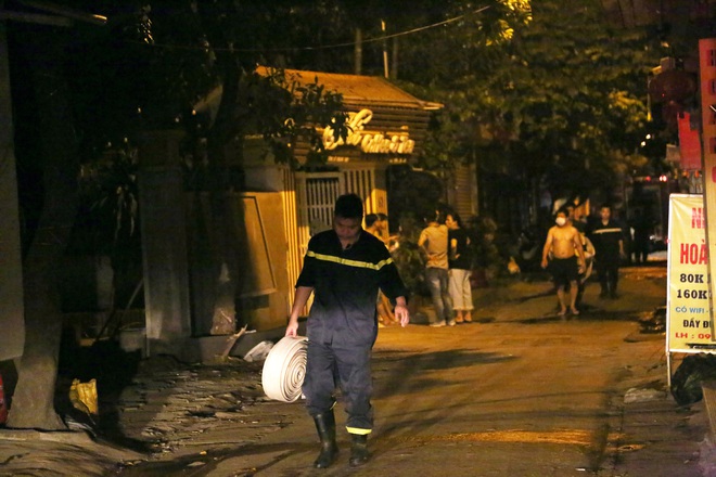 Cháy lớn xuyên đêm tại kho phế liệu, nhà trọ sinh viên ở Hà Nội: “Tôi nghe thấy vài âm thanh lớn, chạy ra thì thấy mọi người hô cháy” - Ảnh 3.