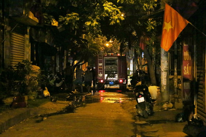 Cháy lớn xuyên đêm tại kho phế liệu, nhà trọ sinh viên ở Hà Nội: “Tôi nghe thấy vài âm thanh lớn, chạy ra thì thấy mọi người hô cháy” - Ảnh 5.