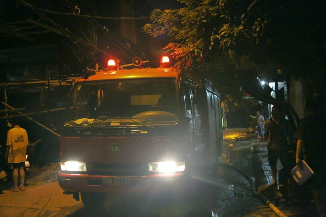 Cháy lớn xuyên đêm tại kho phế liệu, nhà trọ sinh viên ở Hà Nội: “Tôi nghe thấy vài âm thanh lớn, chạy ra thì thấy mọi người hô cháy” - Ảnh 2.