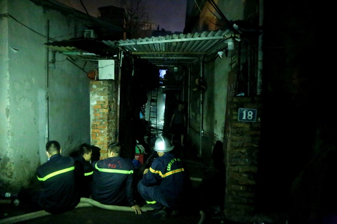 Cháy lớn xuyên đêm tại kho phế liệu, nhà trọ sinh viên ở Hà Nội: “Tôi nghe thấy vài âm thanh lớn, chạy ra thì thấy mọi người hô cháy” - Ảnh 6.