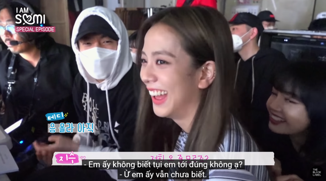 Somi há hốc mồm khi thấy Lisa và Jisoo đánh úp ở trường quay MV, còn được các chị khen đáng yêu vì dám trả treo với CEO Teddy - Ảnh 2.