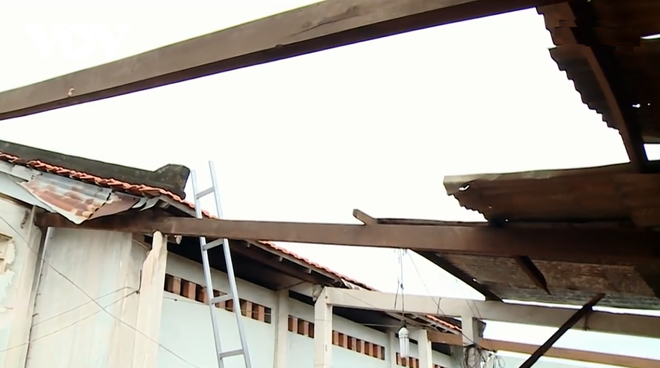 Hơn 80 căn nhà ở Vĩnh Long bị sập và tốc mái do lốc xoáy  - Ảnh 2.