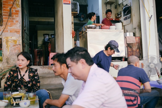 Quán phở sáng của ông chủ kỹ tính bậc nhất phố cổ Hà Nội: Dao thái thịt đố ai được động vào, vợ bán chung gần 30 năm vẫn không được đứng bếp! - Ảnh 12.