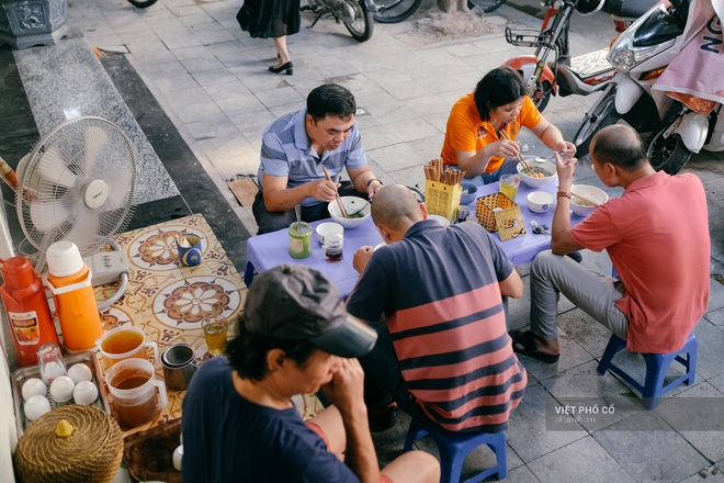 Quán phở sáng của ông chủ kỹ tính bậc nhất phố cổ Hà Nội: Dao thái thịt đố ai được động vào, vợ bán chung gần 30 năm vẫn không được đứng bếp! - Ảnh 7.