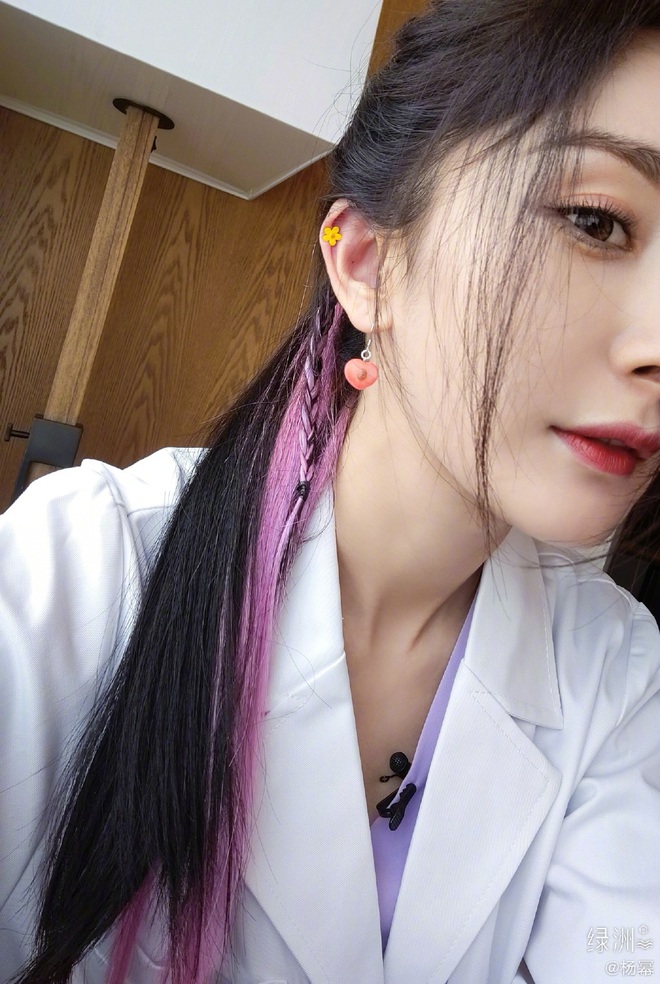 Sinh nhật Dương Mịch biến thành “bữa tiệc” drama: Bị Nhiệt Ba "kéo phốt", 1 nam idol nhập viện, Ngụy Đại Huân im lặng kỳ lạ - Ảnh 5. Sinh nhật Dương Mịch biến thành “bữa tiệc” drama: Bị Nhiệt Ba "kéo phốt", 1 nam idol nhập viện, Ngụy Đại Huân im lặng kỳ lạ - Ảnh 5.