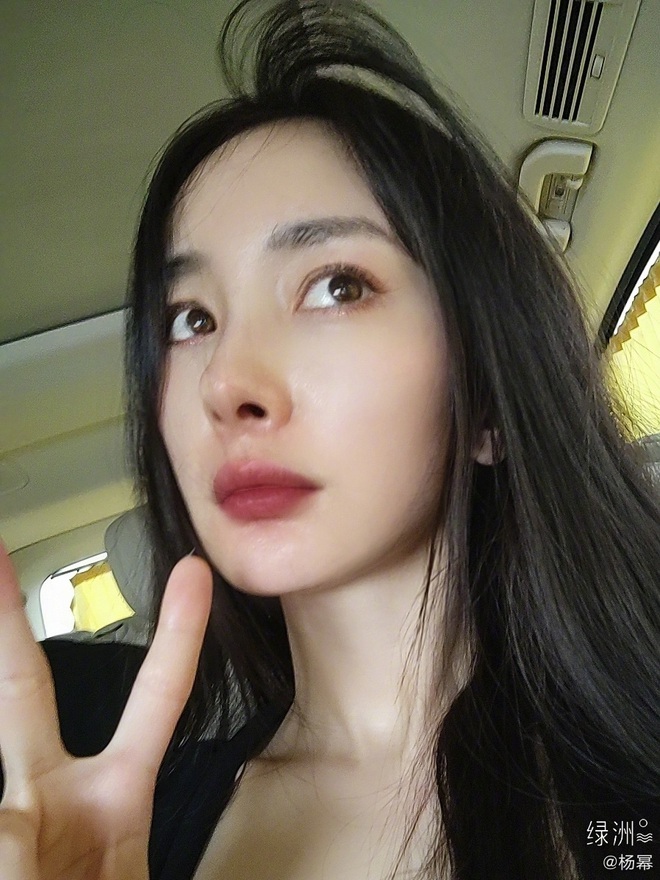 Sinh nhật Dương Mịch biến thành “bữa tiệc” drama: Bị Nhiệt Ba "kéo phốt", 1 nam idol nhập viện, Ngụy Đại Huân im lặng kỳ lạ - Ảnh 5. Sinh nhật Dương Mịch biến thành “bữa tiệc” drama: Bị Nhiệt Ba "kéo phốt", 1 nam idol nhập viện, Ngụy Đại Huân im lặng kỳ lạ - Ảnh 5.