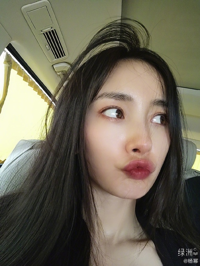 Sinh nhật Dương Mịch biến thành “bữa tiệc” drama: Bị Nhiệt Ba "kéo phốt", 1 nam idol nhập viện, Ngụy Đại Huân im lặng kỳ lạ - Ảnh 5. Sinh nhật Dương Mịch biến thành “bữa tiệc” drama: Bị Nhiệt Ba "kéo phốt", 1 nam idol nhập viện, Ngụy Đại Huân im lặng kỳ lạ - Ảnh 5.