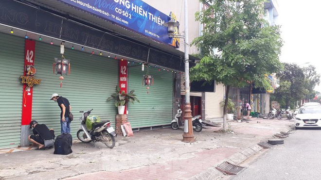 Nạn nh&acirc;n bị chủ qu&aacute;n Nhắng nướng bắt quỳ gối c&oacute; biểu hiện sang chấn t&acirc;m l&yacute; - Ảnh 1.