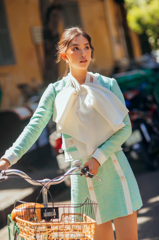 Loạt ảnh mới của Tiểu Vy khiến dân tình ngẩn ngơ, nhan sắc thế nào mà khiến Lương Thuỳ Linh phải trầm trồ? - Ảnh 8. Loạt ảnh mới của Tiểu Vy khiến dân tình ngẩn ngơ, nhan sắc thế nào mà khiến Lương Thuỳ Linh phải trầm trồ? - Ảnh 8.