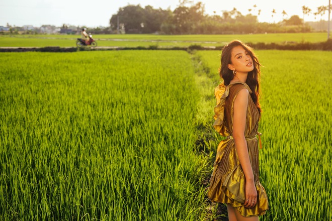 Loạt ảnh mới của Tiểu Vy khiến dân tình ngẩn ngơ, nhan sắc thế nào mà khiến Lương Thuỳ Linh phải trầm trồ? - Ảnh 4. Loạt ảnh mới của Tiểu Vy khiến dân tình ngẩn ngơ, nhan sắc thế nào mà khiến Lương Thuỳ Linh phải trầm trồ? - Ảnh 4.