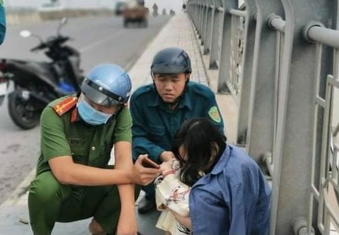 Cứu kịp c&ocirc; g&aacute;i đứng thẫn thờ tr&ecirc;n cầu An Hảo nh&igrave;n xuống s&ocirc;ng Đồng Nai chảy xiết - Ảnh 1.