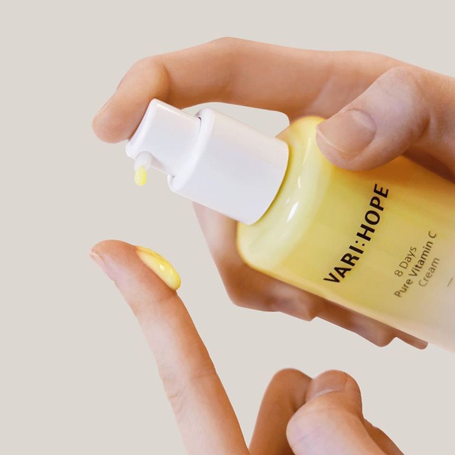 4 dòng kem dưỡng chứa Vit C giá dưới 500k hồi sinh làn da sạm sau 1 - 2 tuần: Tranh thủ dùng ngay để đến mùa Đông là da sáng bật tông  - Ảnh 6.