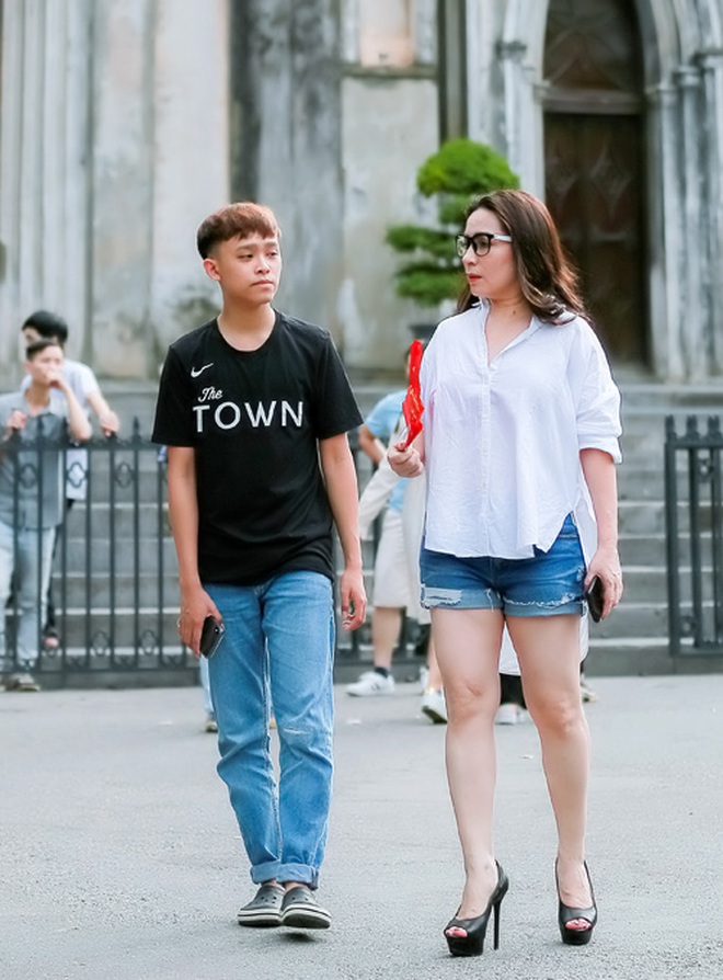 Không ngờ Hồ Văn Cường xuất hiện, Phi Nhung nhắc nhở với phản ứng bất ngờ: “Con làm như vậy là mẹ chết liền đó con ơi" - Ảnh 5. Không ngờ Hồ Văn Cường xuất hiện, Phi Nhung nhắc nhở với phản ứng bất ngờ: “Con làm như vậy là mẹ chết liền đó con ơi" - Ảnh 5.