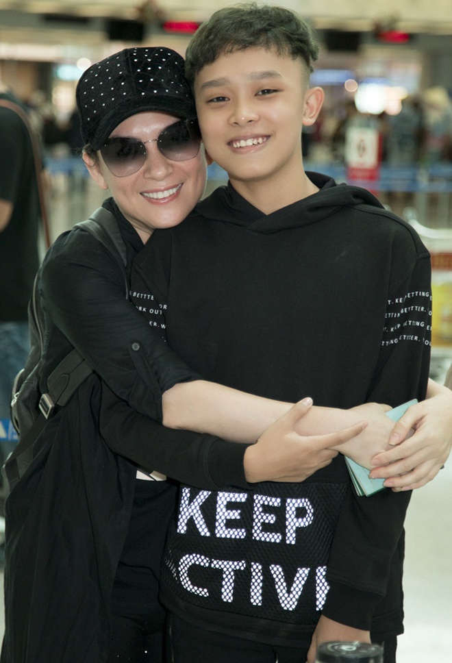 Không ngờ Hồ Văn Cường xuất hiện, Phi Nhung nhắc nhở với phản ứng bất ngờ: “Con làm như vậy là mẹ chết liền đó con ơi" - Ảnh 5. Không ngờ Hồ Văn Cường xuất hiện, Phi Nhung nhắc nhở với phản ứng bất ngờ: “Con làm như vậy là mẹ chết liền đó con ơi" - Ảnh 5.