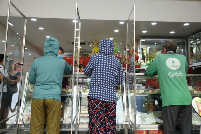 Tiệm bánh Trung thu nổi tiếng ở Hà Nội lắp vách ngăn, khách đeo khẩu trang mới được mua hàng - Ảnh 5.