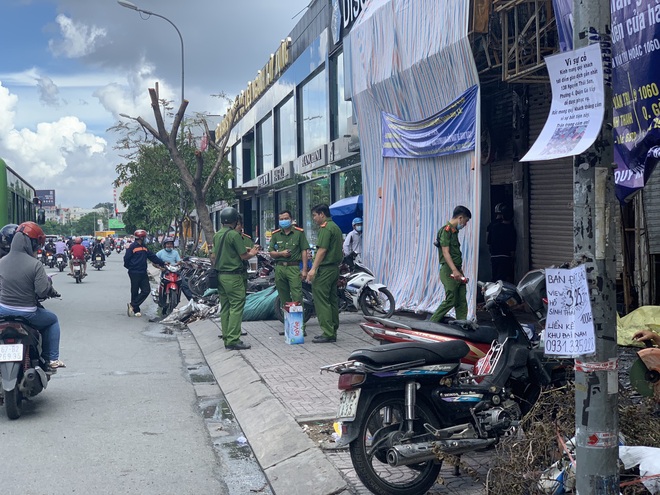 Nghi can vụ cháy chi nhánh ngân hàng Eximbank và nhà dân ở Sài Gòn được đưa tới hiện trường để thực nghiệm - Ảnh 1.